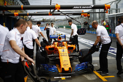 Stoffel Vandoorne, McLaren MCL33 Renault, in the pits during practice