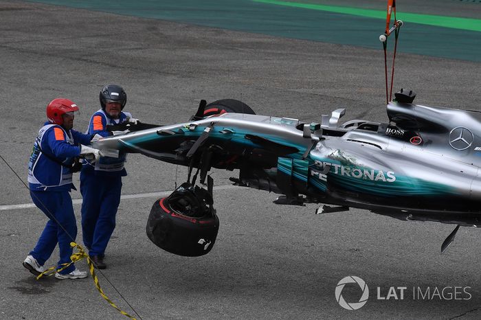 El coche chocado de Lewis Hamilton, Mercedes-Benz F1 W08  es retirado en la Q1