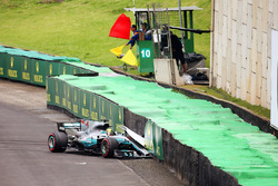 Lewis Hamilton, Mercedes AMG F1 W08, crashes and brings out the red flag