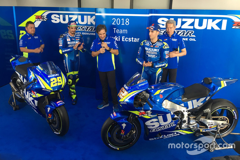 Andrea Iannone, Team Suzuki MotoGP, Alex Rins, Team Suzuki MotoGP con Ken Kawauchi, director técnico, Shinichi Sahara, líder del proyecto de Suzuki en MotoGP y Davide Brivio, el director del equipo 