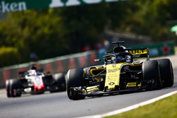 Nico Hulkenberg, Renault Sport F1 Team R.S. 18, devant Romain Grosjean, Haas F1 Team VF-18