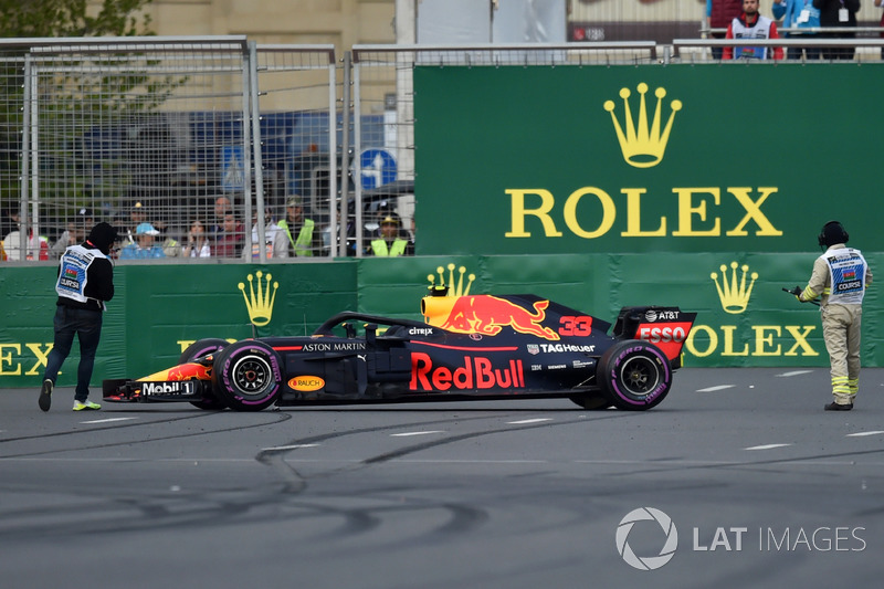 El coche accidentado de Max Verstappen, Red Bull Racing RB14