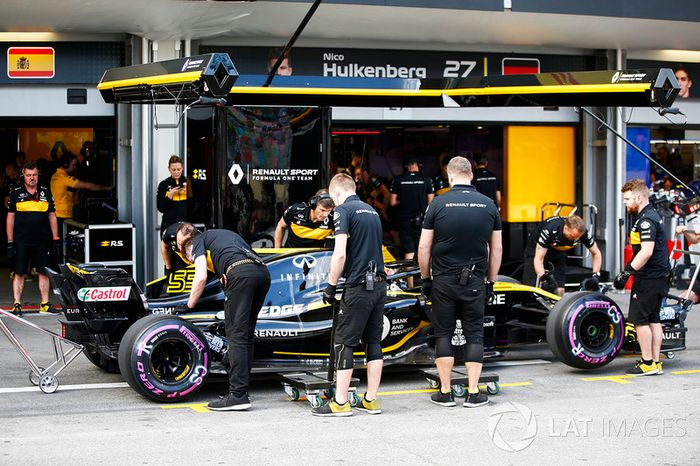 Carlos Sainz Jr., Renault Sport F1 Team R.S. 18, pit lane