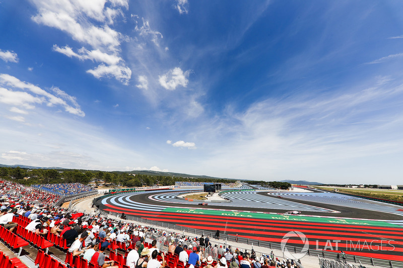 Daniel Ricciardo, Red Bull Racing RB14, precede Sergio Perez, Force India VJM11