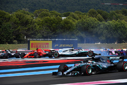 Lewis Hamilton, Mercedes-AMG F1 W09 lidera al comienzo de la carrera como Sebastian Vettel, Ferrari SF71H golpea Valtteri Bottas, Mercedes-AMG F1 W09