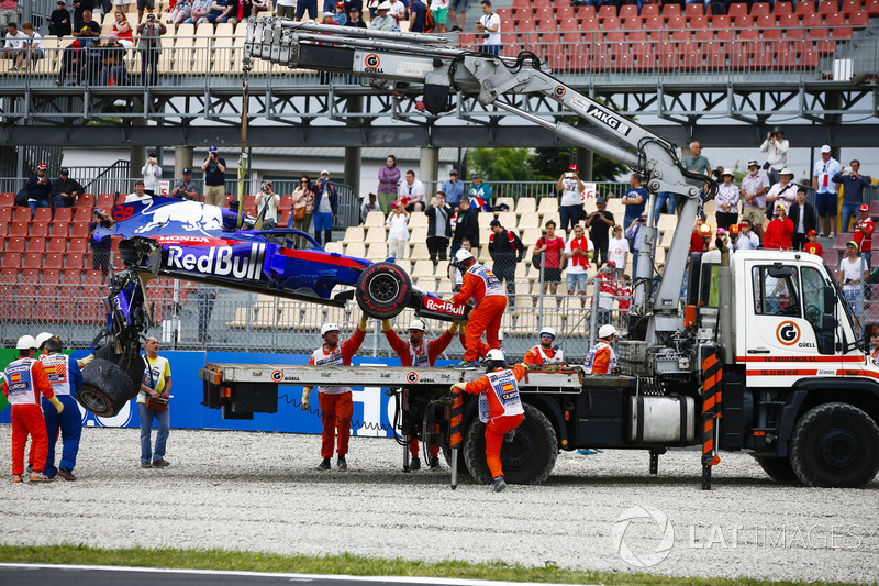 Эвакуация с трассы разбитого автомобиля STR13 Брендона Хартли, Scuderia Toro Rosso