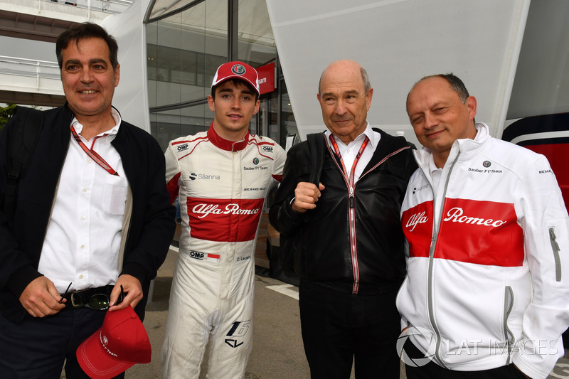 Charles Leclerc, Sauber festeggia il 10° posto con Frederic Vasseur, Team Principal, Sauber, e Peter Sauber