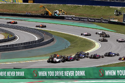 Kevin Magnussen, Haas F1 Team VF-17, Daniel Ricciardo, Red Bull Racing RB13 and Stoffel Vandoorne, McLaren MCL32 collide at the start of the race