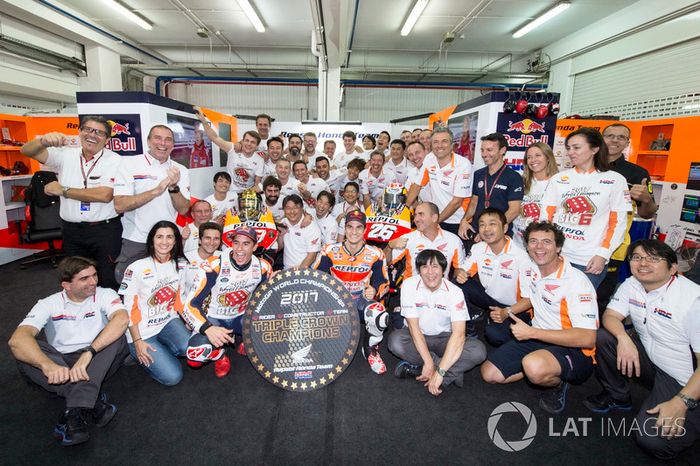 Campeón del mundo Marc Márquez, Repsol Honda Team, Dani Pedrosa, Repsol Honda Team con el equipo