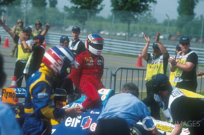 Michael Schumacher, Benetton gives Jean Alesi, Ferrari, a lift back