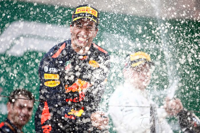 Podium: ganador, Daniel Ricciardo, Red Bull Racing, segundo, Valtteri Bottas, Mercedes-AMG F1