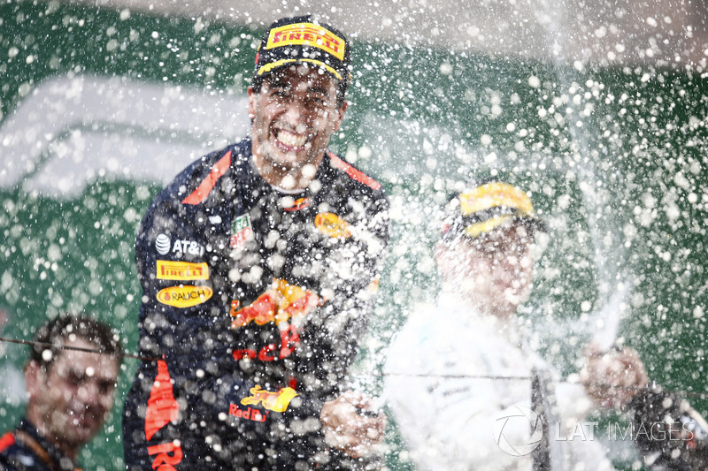Yarış galibi Daniel Ricciardo, Red Bull Racing, 2. Valtteri Bottas, Mercedes-AMG F1