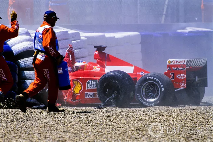 Schumacher schiet op hoge snelheid van de baan in Stowe: