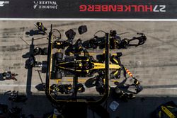 Carlos Sainz Jr., Renault Sport F1 Team R.S. 18, makes a pit stop