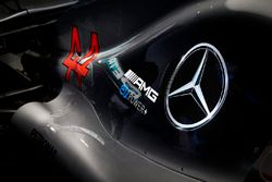 Un capot moteur de la monoplace de Lewis Hamilton, Mercedes AMG F1 W09, sur lequel apparaît le logo AMG Mercedes