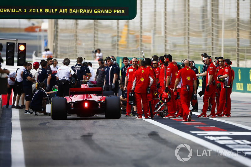 Kimi Raikkonen, Ferrari SF71H, et les mécaniciens Ferrari près de la sortie des stands