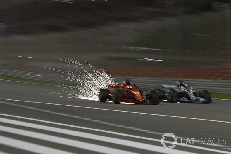 Sebastian Vettel, Ferrari SF71H y Lewis Hamilton, Mercedes-AMG F1 W09 EQ Power+ batalla