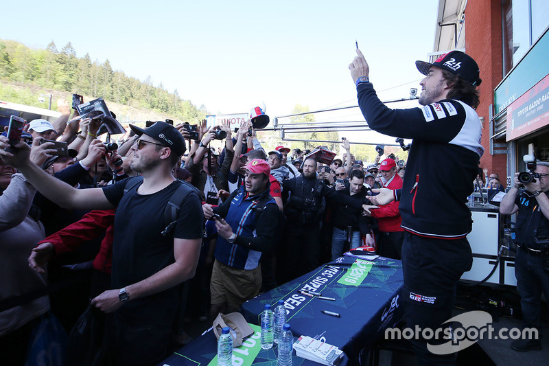 Fernando Alonso, Toyota Gazoo Racing durante la sesión de autógrafos