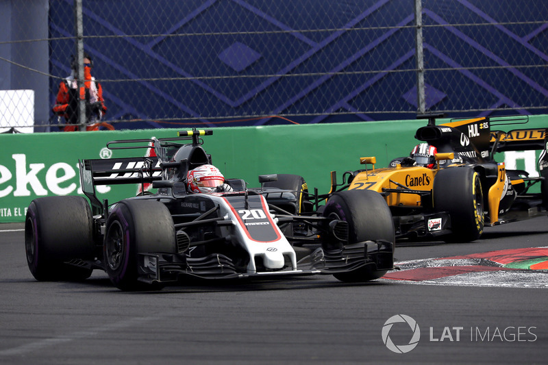 Kevin Magnussen, Haas F1 Team VF-17 and Nico Hulkenberg, Renault Sport F1 Team RS17 battle