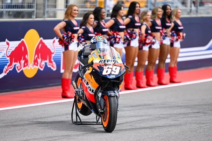 Nicky Hayden's Repsol Honda on the grid