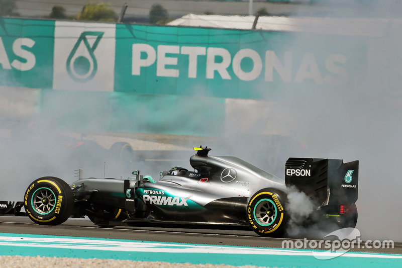 Nico Rosberg, Mercedes AMG F1 W07 Hybrid recovers from being hit at the start of the race