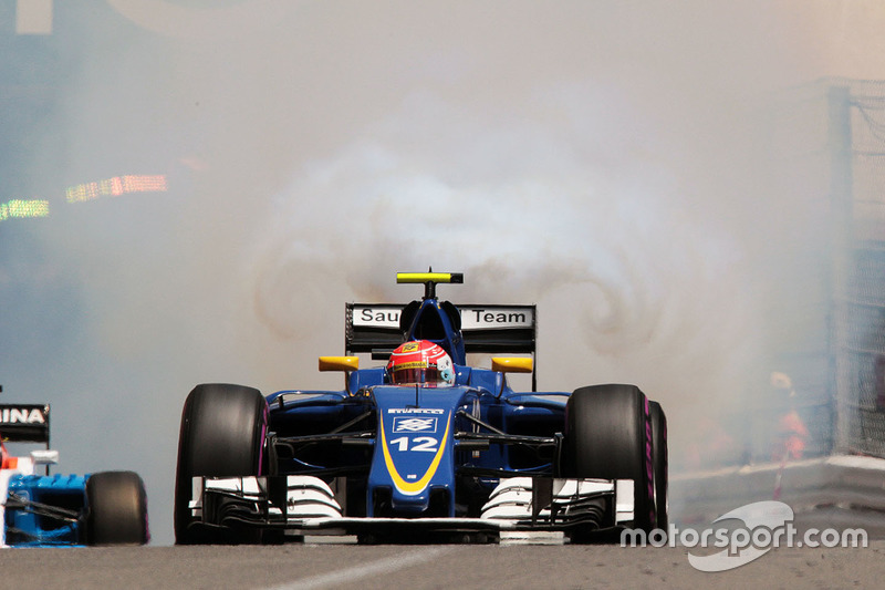 Felipe Nasr, Sauber C35 with a blown engine during qualifying