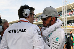 Льюис Хэмилтон, Mercedes AMG F1, и Эндрю Шовлин, инженер Mercedes AMG F1