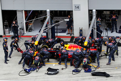 Даниэль Риккардо, Red Bull Racing RB12 во время пит-стопа