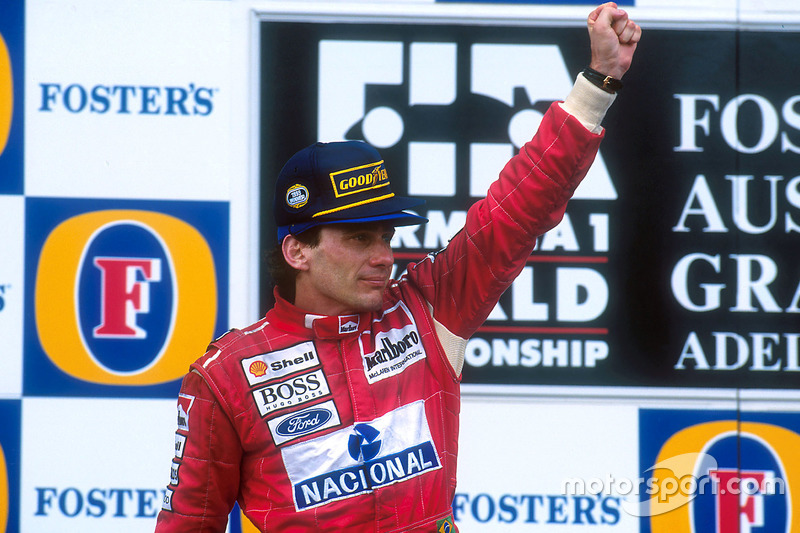 Podio: ganador de la carrera Ayrton Senna, McLaren celebra