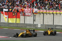 Kevin Magnussen, Renault Sport F1 Team RS16, voor teamgenoot Jolyon Palmer, Renault Sport F1 Team RS