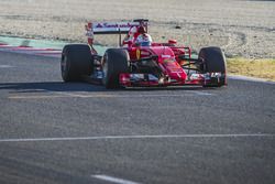 Sebastian Vettel, Ferrari SF15-T, mit Pirelli-Reifen für 2017