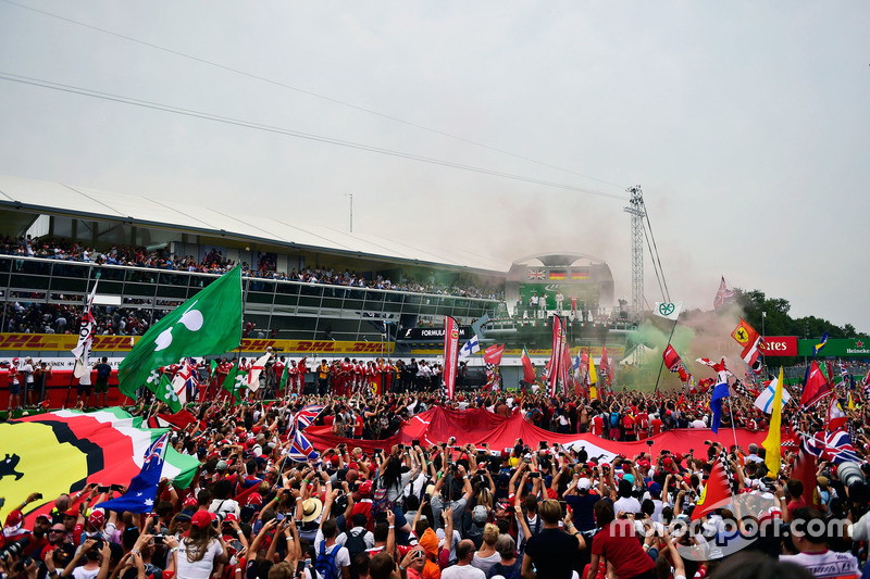 The podium (L to R): second place Lewis Hamilton, Mercedes AMG F1; Race winner Nico Rosberg, Mercede