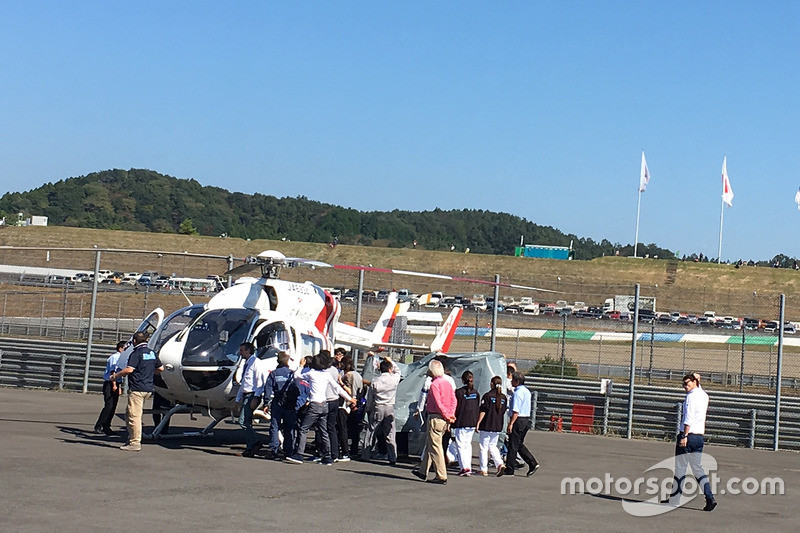 Jorge Lorenzo, Yamaha Factory Racing, es llevado en helicóptero después de su accidente