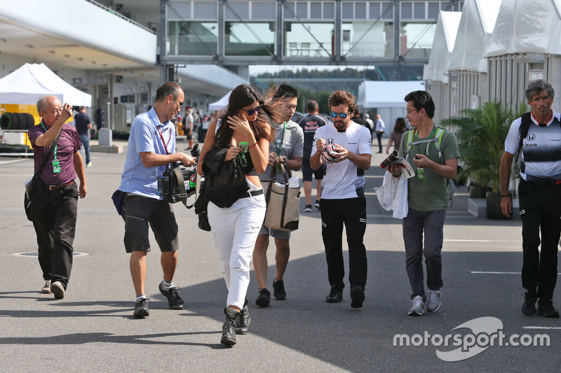 Fernando Alonso, McLaren firma de autógrafos para los fans