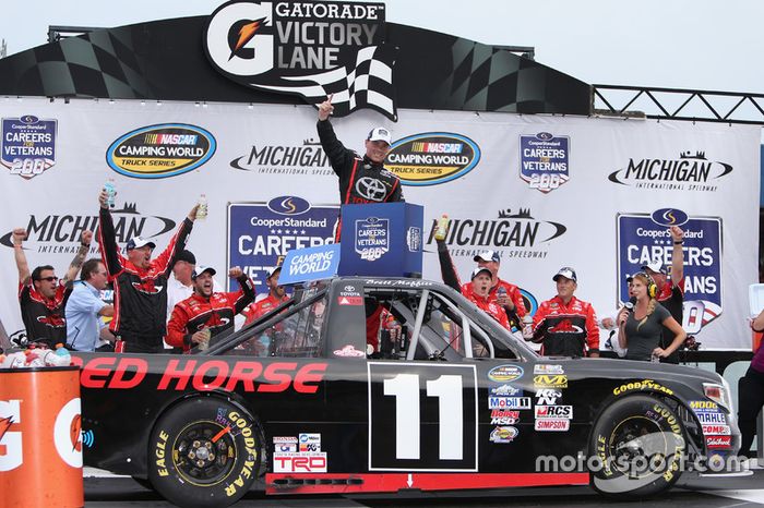 Na NASCAR Truck Series em Michigan, Brett Moffitt fez grande ultrapassagem na última volta e conquistou sua primeira vitória na categoria.