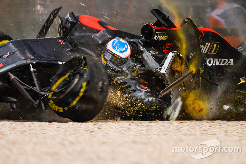 Fernando Alonso, McLaren MP4-31 in un enorme incidente