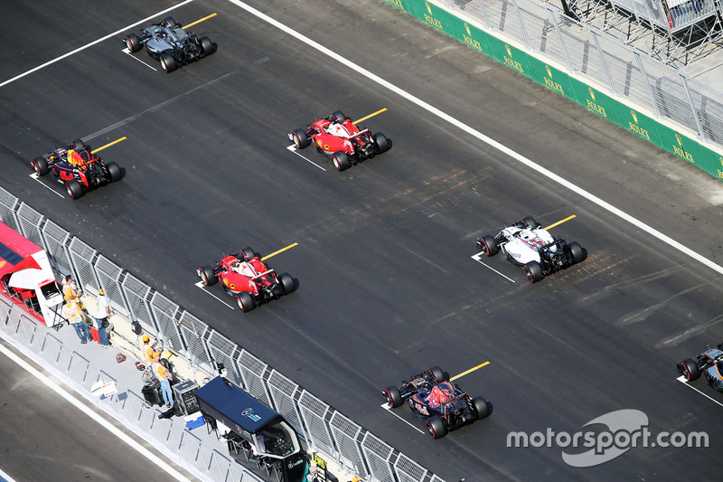 Nico Rosberg, Mercedes AMG F1 W07 Hybrid on pole at the start of the race