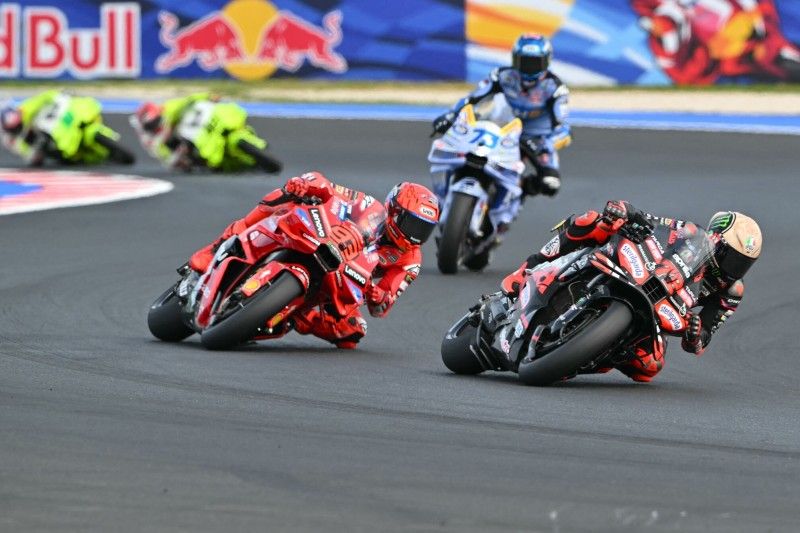 MotoGP-Sprint Misano 2025: Marc Marquez stürzt! Bezzecchi triumphiert