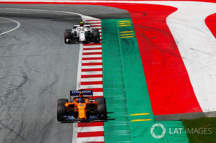 Fernando Alonso, McLaren MCL33, y Charles Leclerc, Sauber C37, to the grid