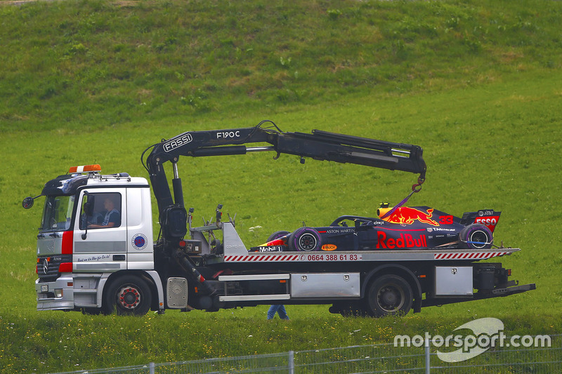 El Red Bull RB14 de Max Verstappen vuelve al pitlane en un camión