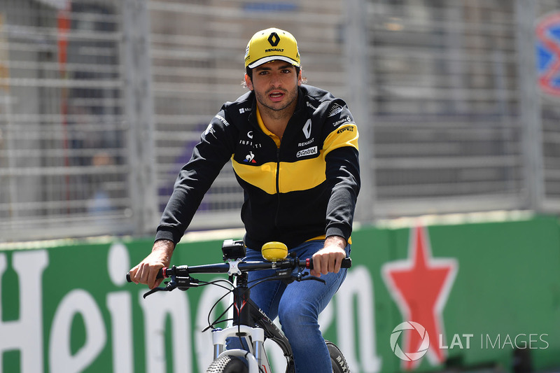 Carlos Sainz Jr., Renault Sport F1 Team cycles the track