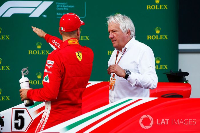 Sebastian Vettel, Ferrari, habla con Charlie Whiting, Director de Carrera, FIA