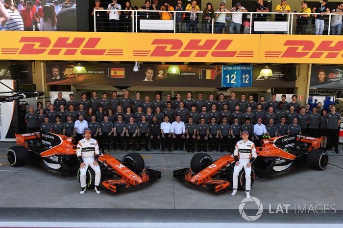 Fernando Alonso, McLaren y Stoffel Vandoorne, McLaren con el equipo McLaren en la foto oficial