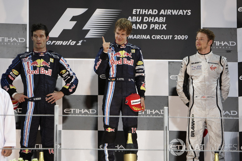 Podio: il secondo classificato Mark Webber, Red Bull Racing, il vincitore della gara Sebastian Vette