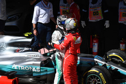 Valtteri Bottas, Mercedes AMG F1y Sebastian Vettel, Ferrari celebran en parc ferme