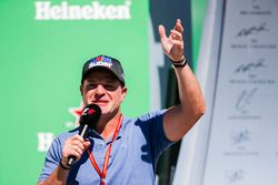 Rubens Barrichello interviews the drivers on the podium