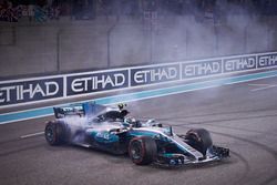 Le vainqueur Valtteri Bottas, Mercedes AMG F1 W08 fait des donuts