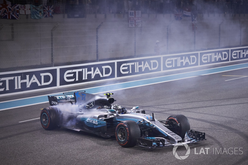 Race winner Valtteri Bottas, Mercedes AMG F1 W08 with doughnuts