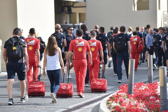 Personal de equipo en las puertas de Paddock