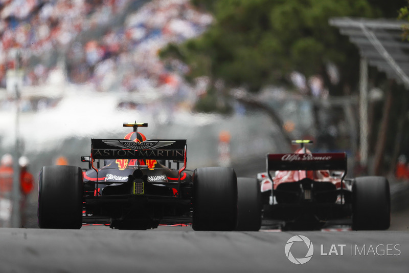 Charles Leclerc, Sauber C37, y Max Verstappen, Red Bull Racing RB14